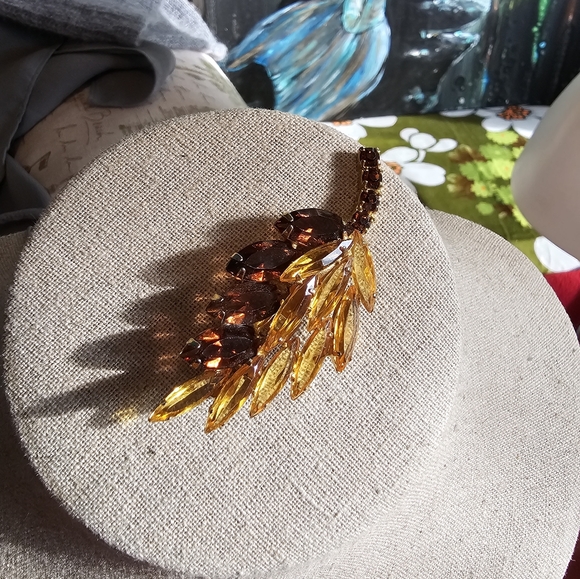 Vintage Rhinestone Two Tone Leaf Brooch - Picture 2 of 3